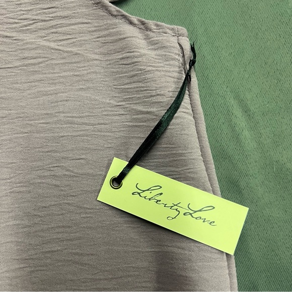 🌴Women’s Liberty Love V Neck Shirt - Picture 4 of 6